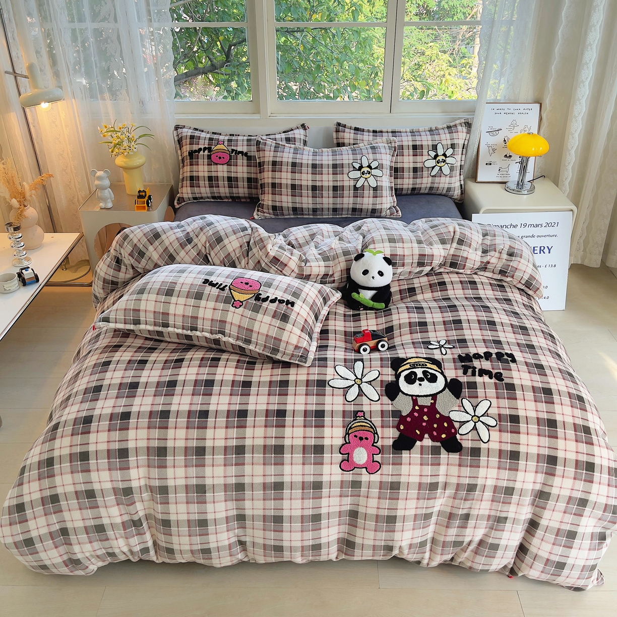 91家纺网 家纺一手货源 找家纺 炫拼家纺 2025新款高克重牛奶绒毛巾绣卡通四件套-可孚系列 可孚-阳光熊猫-灰