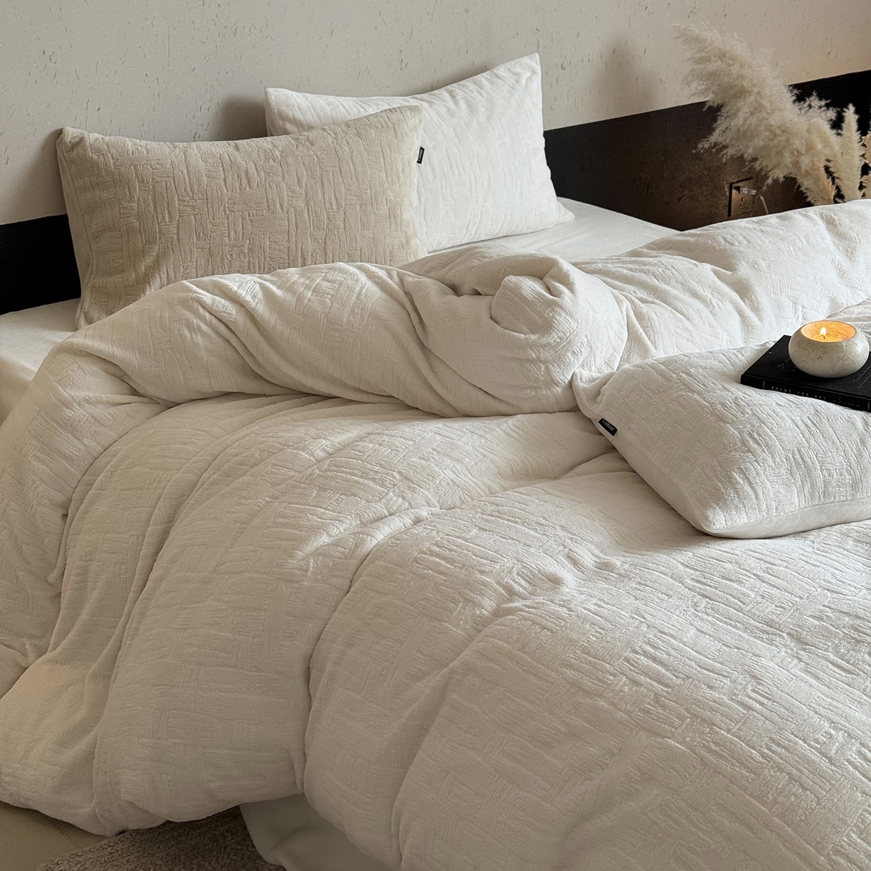 91家纺网 家纺一手货源 找家纺 鹿班家居 2025新款冬季高克重牛奶绒立体雕花系列四件套-罗马假日（标准会员-10元） 罗马假日-白色