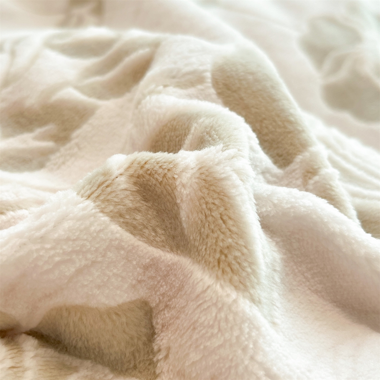 91家纺网 家纺一手货源 找家纺 优迈 2025新款牛奶绒雕花四件套 浅棕花漾