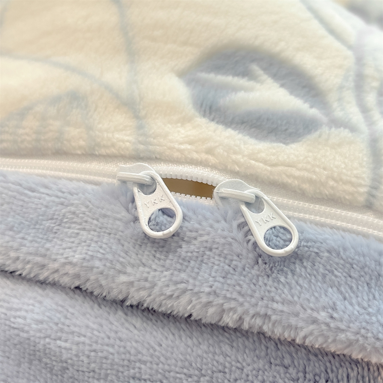 91家纺网 家纺一手货源 找家纺 优迈 2025新款牛奶绒雕花四件套 蓝玫漫语