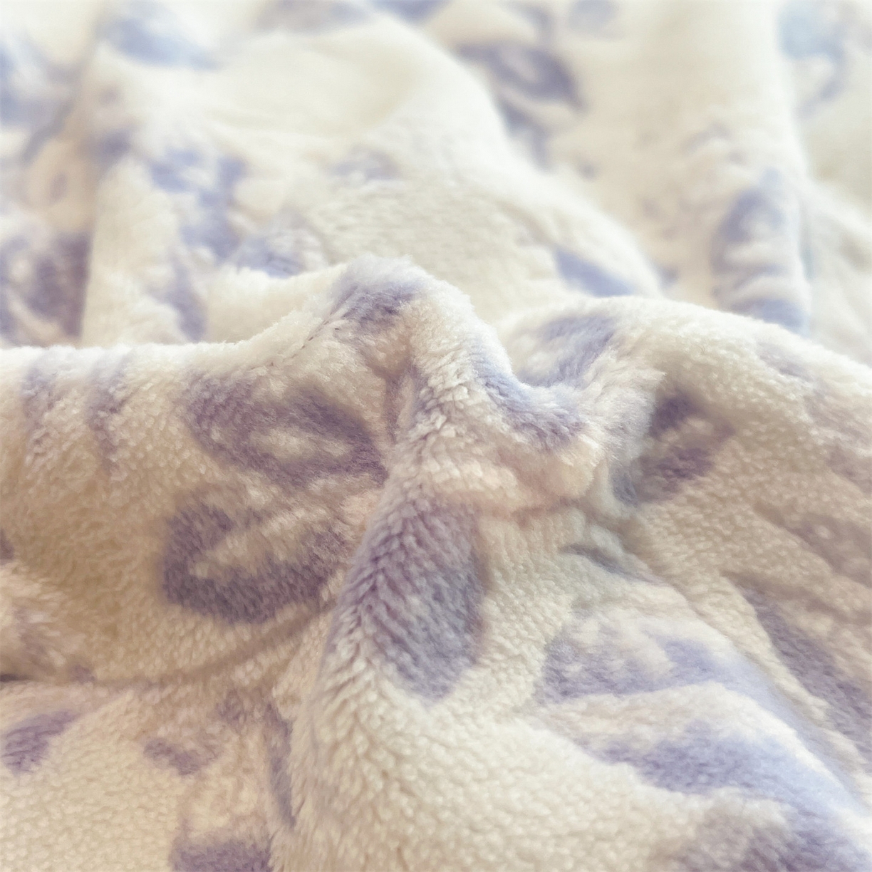 91家纺网 家纺一手货源 找家纺 优迈 2025新款牛奶绒雕花四件套 紫韵花笺