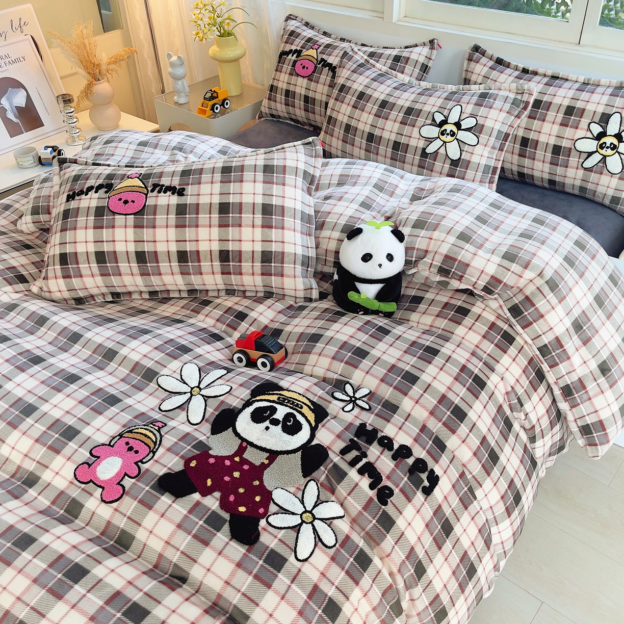 91家纺网 家纺一手货源 找家纺 炫拼家纺 2025新款高克重牛奶绒毛巾绣卡通四件套-可孚系列 可孚-阳光熊猫-灰