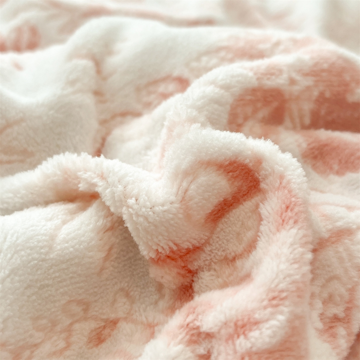 91家纺网 家纺一手货源 找家纺 优迈 2025新款牛奶绒雕花四件套 粉黛繁花