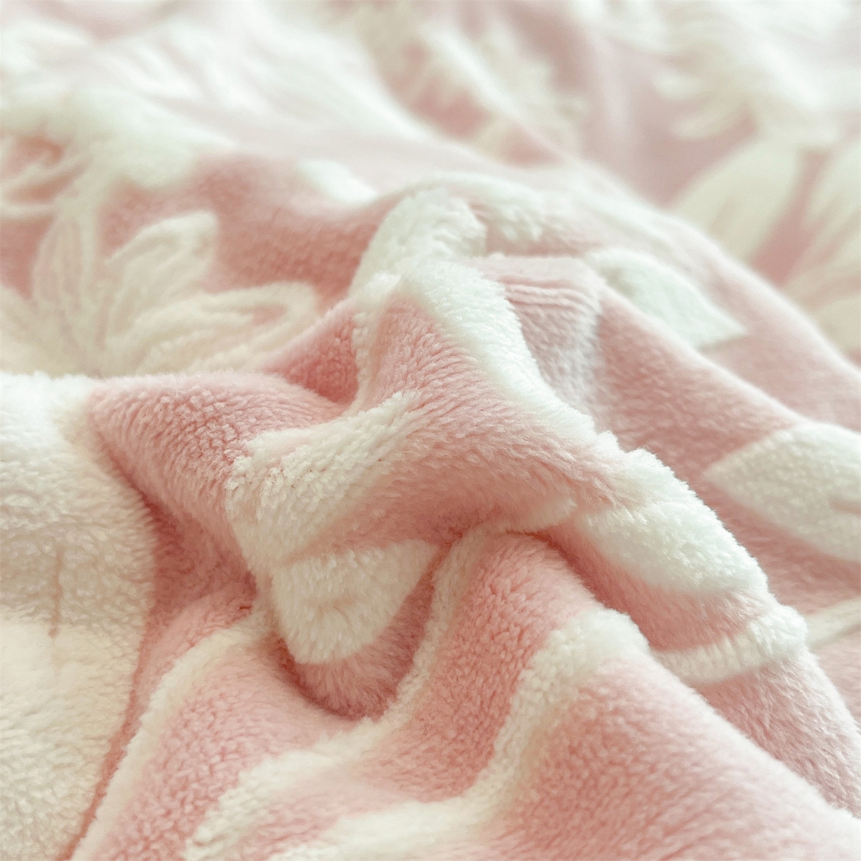 91家纺网 家纺一手货源 找家纺 优迈 2025新款牛奶绒雕花四件套 粉花蔓语