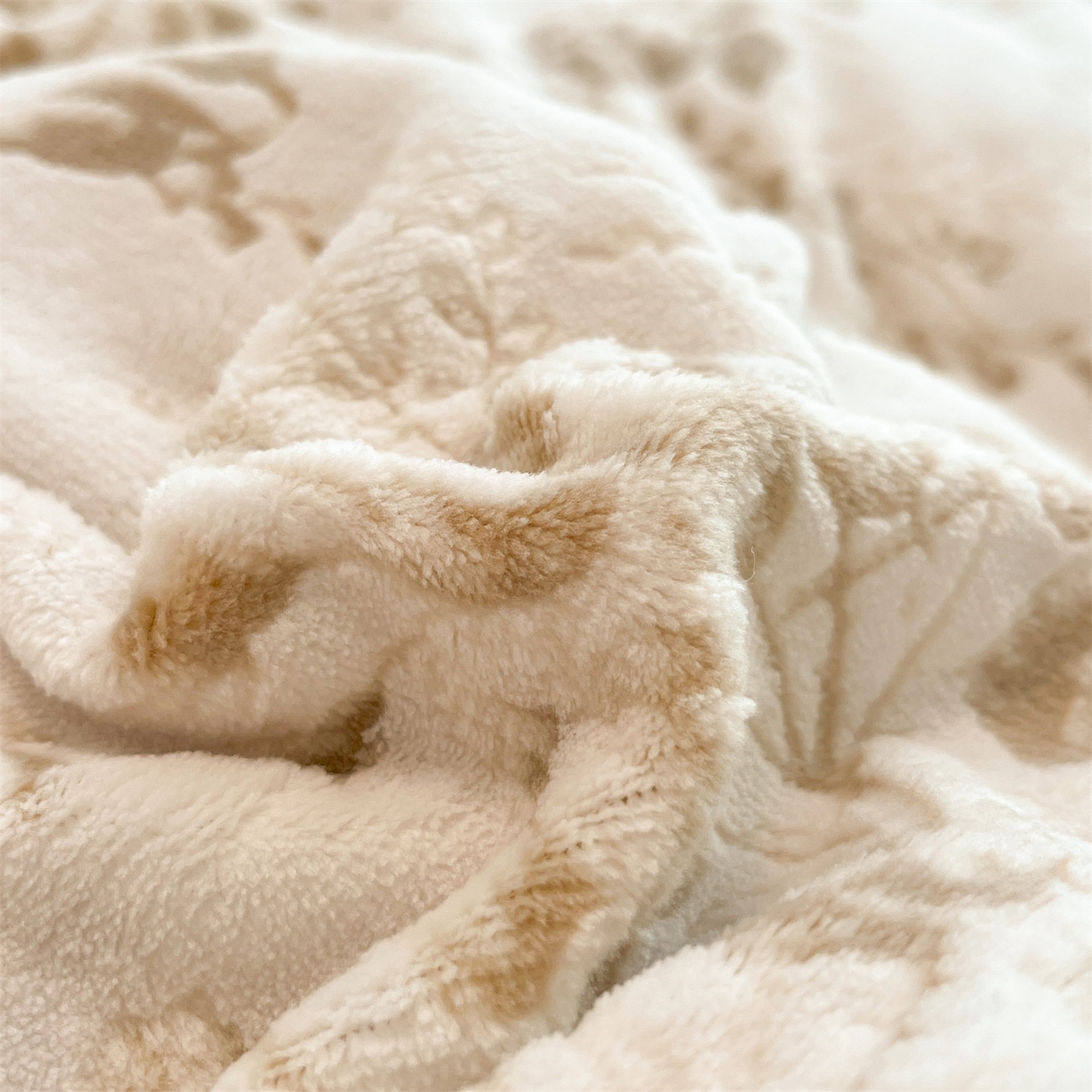 91家纺网 家纺一手货源 找家纺 优迈 2025新款牛奶绒雕花四件套 浅棕花叙