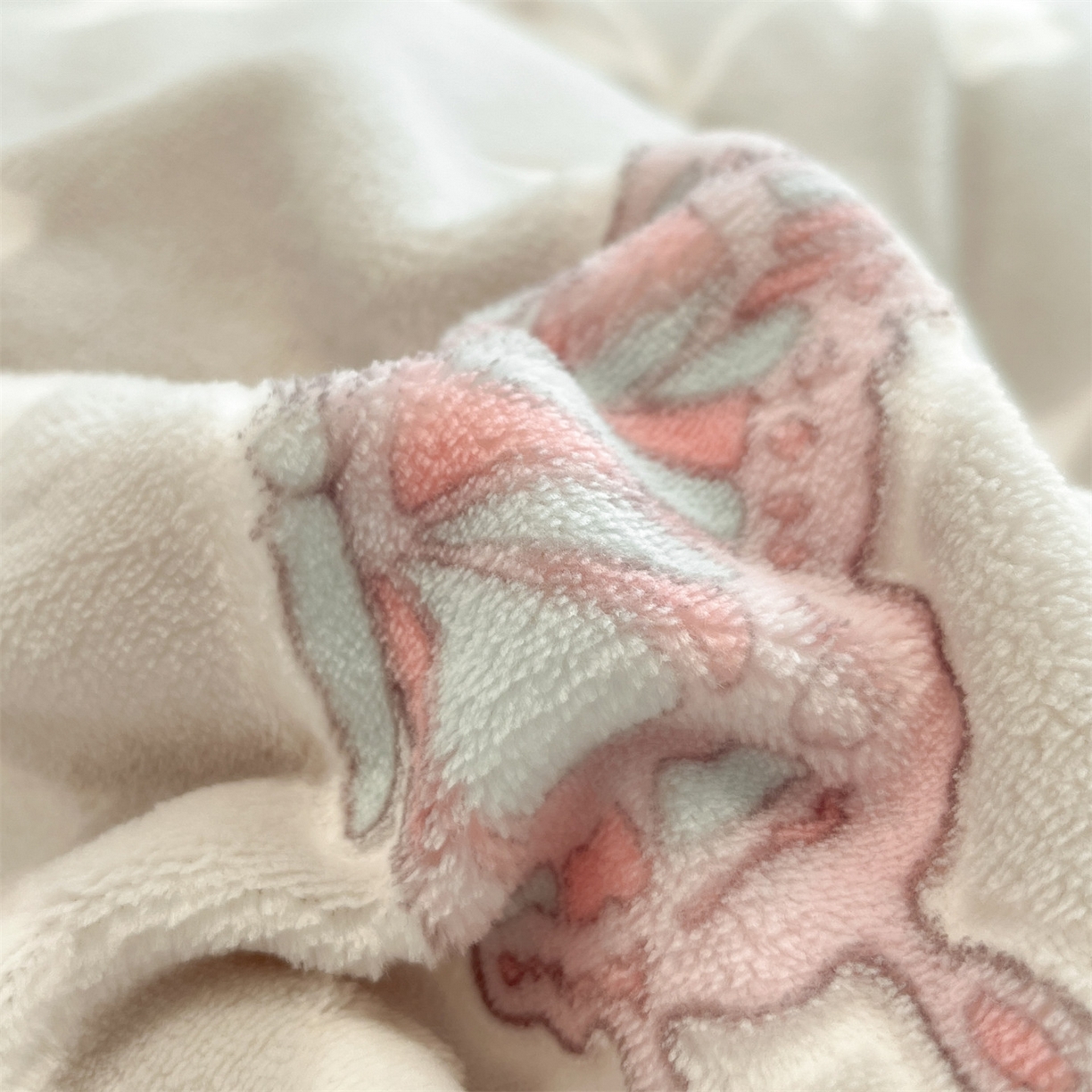 91家纺网 家纺一手货源 找家纺 优迈 2025新款牛奶绒雕花四件套 蝶栖花影