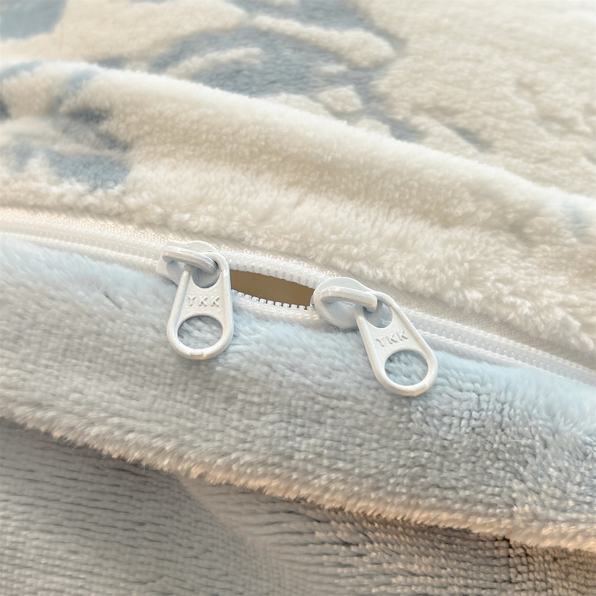 91家纺网 家纺一手货源 找家纺 优迈 2025新款牛奶绒雕花四件套 蓝蔓花叙