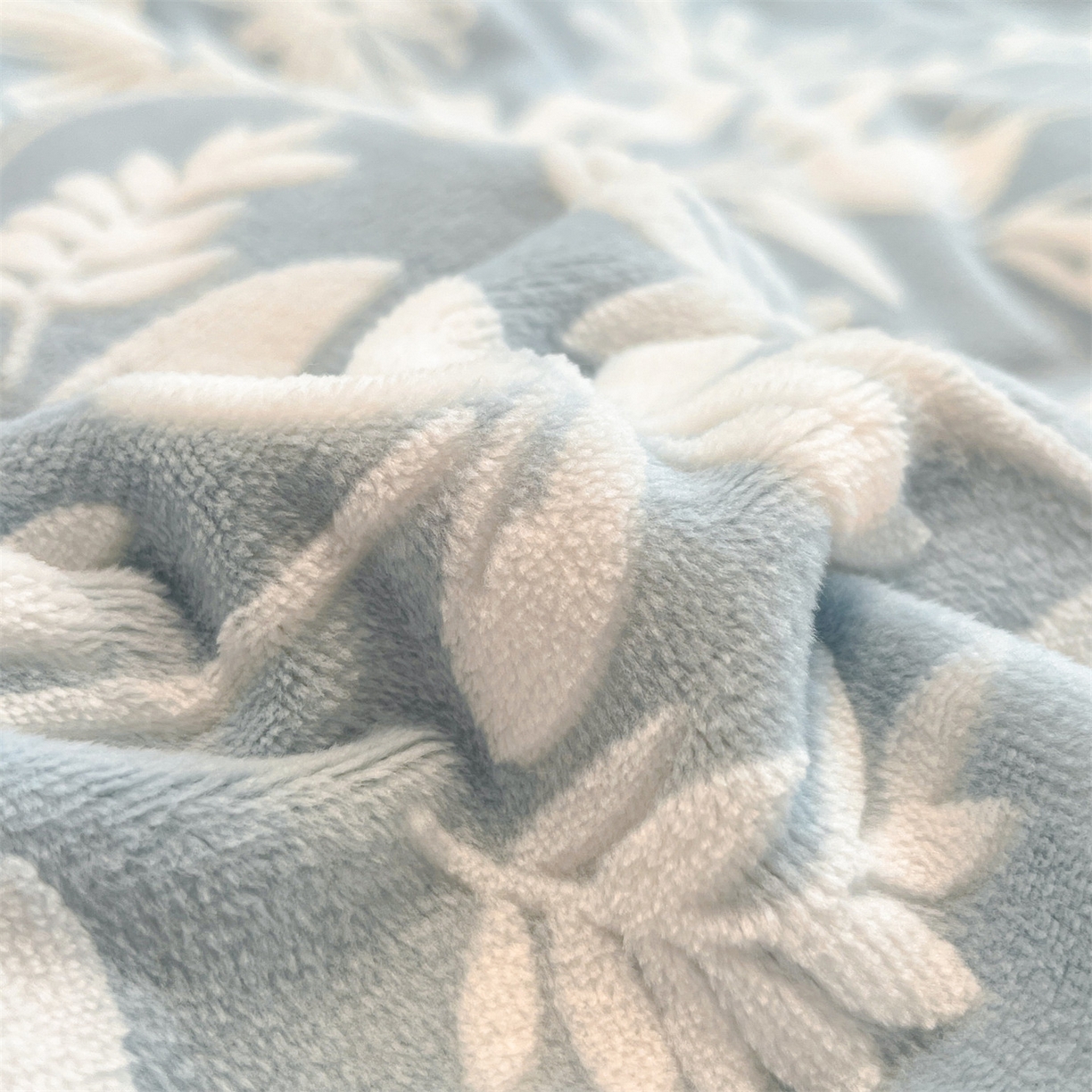 91家纺网 家纺一手货源 找家纺 优迈 2025新款牛奶绒雕花四件套 浅蓝花汀