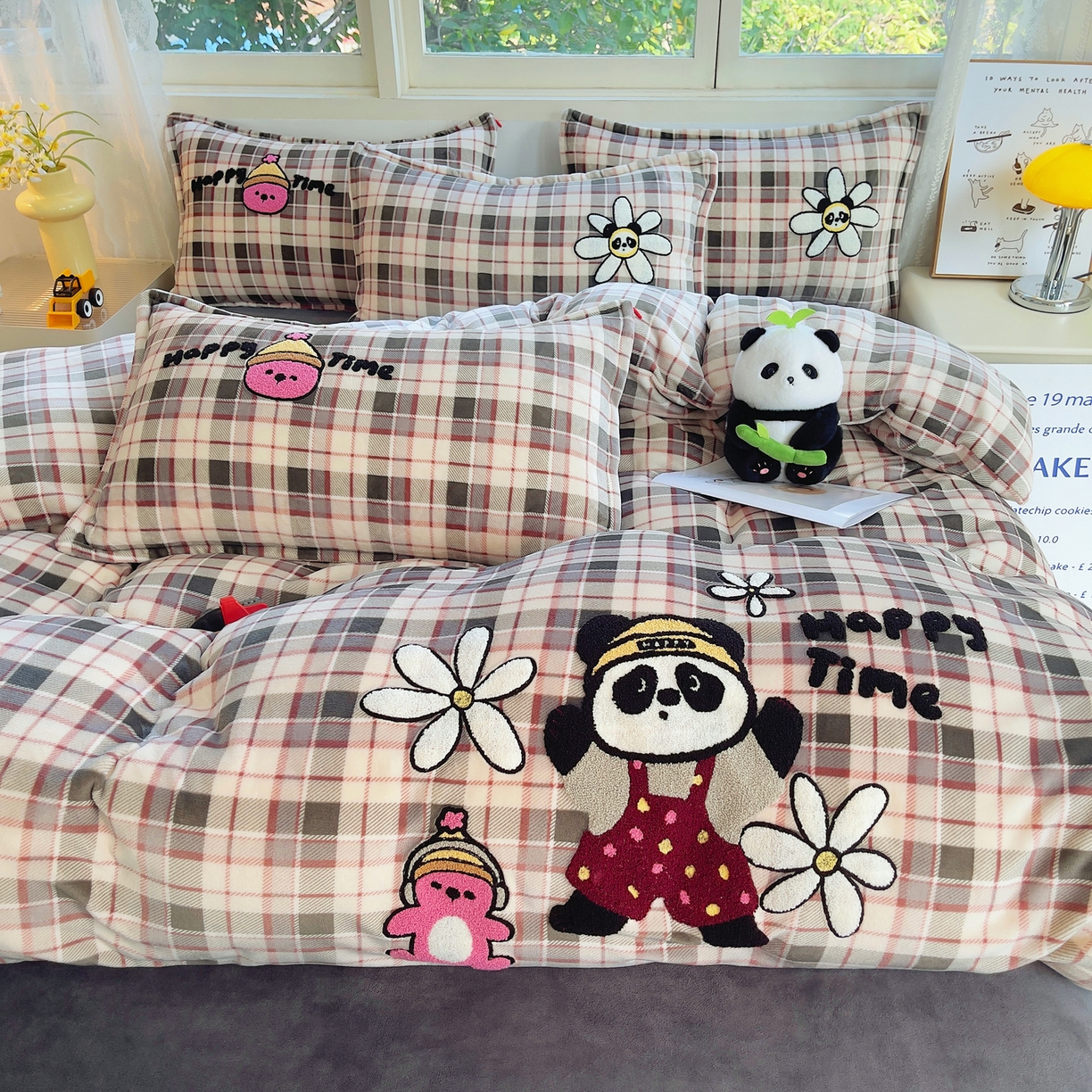 91家纺网 家纺一手货源 找家纺 炫拼家纺 2025新款高克重牛奶绒毛巾绣卡通四件套-可孚系列 可孚-阳光熊猫-灰