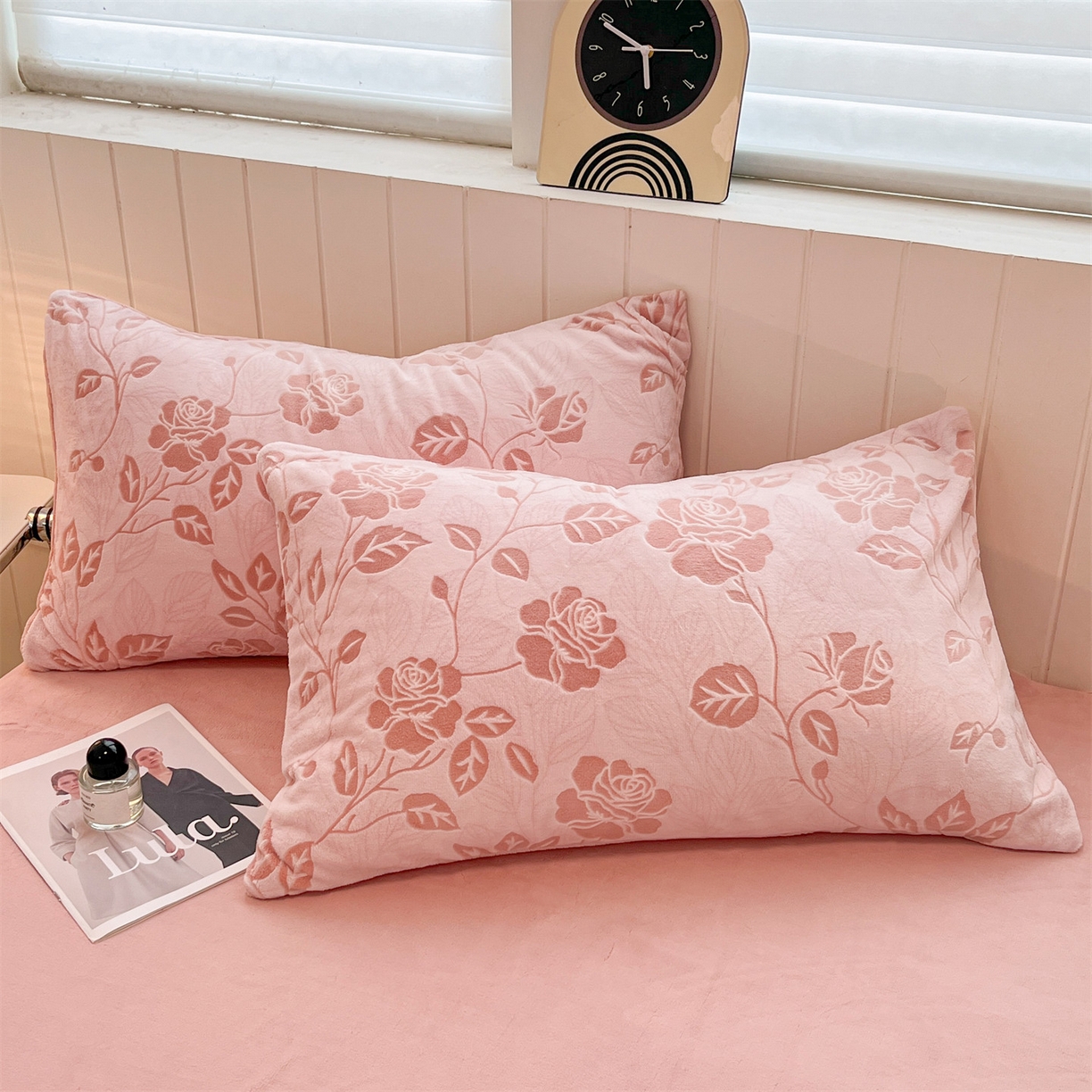 91家纺网 家纺一手货源 找家纺 优迈 2025新款牛奶绒雕花四件套 粉漾玫瑰