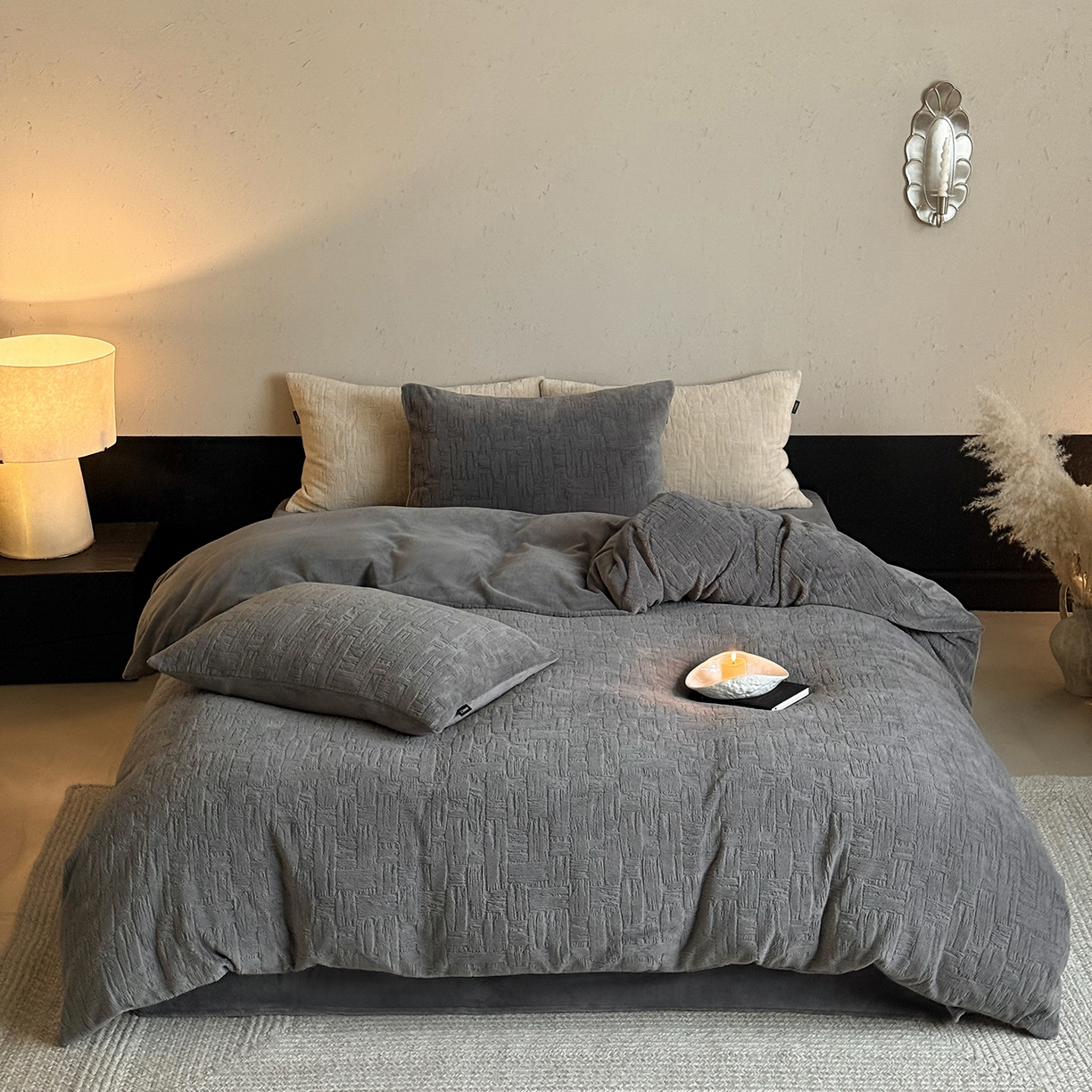 91家纺网 家纺一手货源 找家纺 鹿班家居 2025新款冬季高克重牛奶绒立体雕花系列四件套-罗马假日（标准会员-10元） 罗马假日-深灰