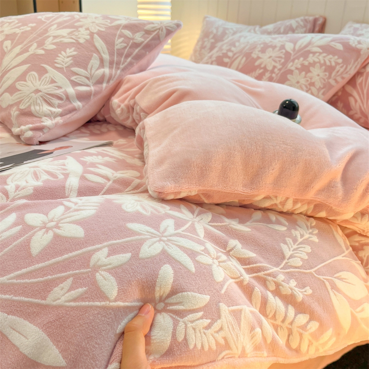 91家纺网 家纺一手货源 找家纺 优迈 2025新款牛奶绒雕花四件套 粉花蔓语