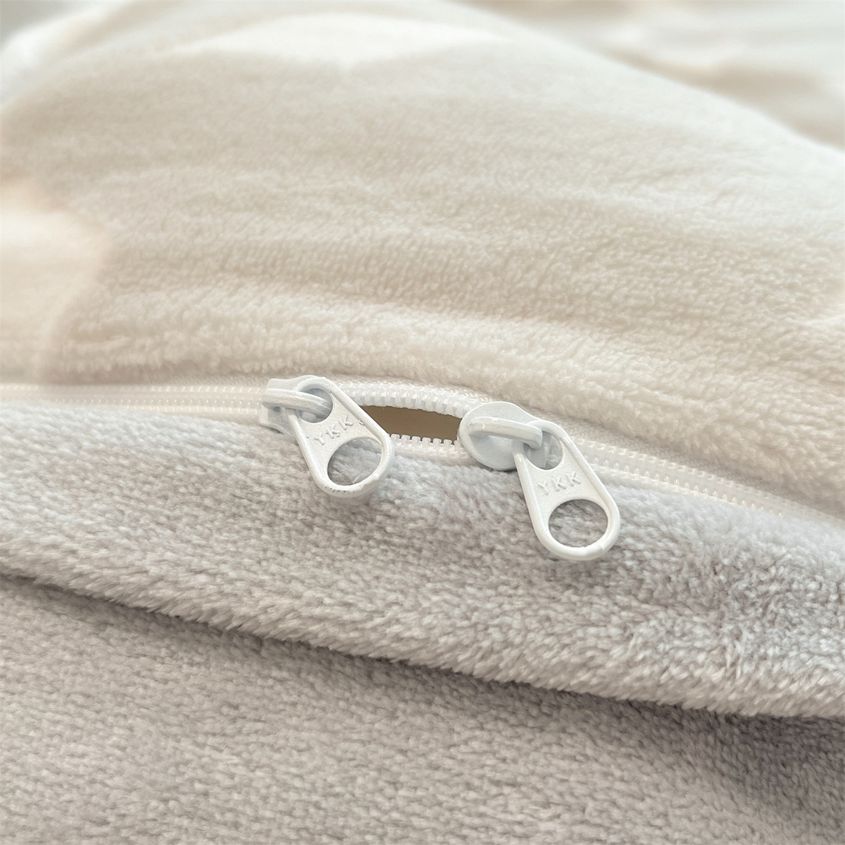 91家纺网 家纺一手货源 找家纺 优迈 2025新款牛奶绒雕花四件套 蝶栖花影