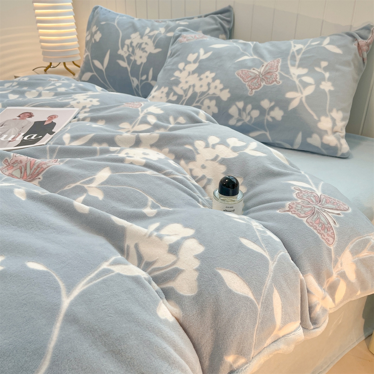 91家纺网 家纺一手货源 找家纺 优迈 2025新款牛奶绒雕花四件套 蝶语蓝韵