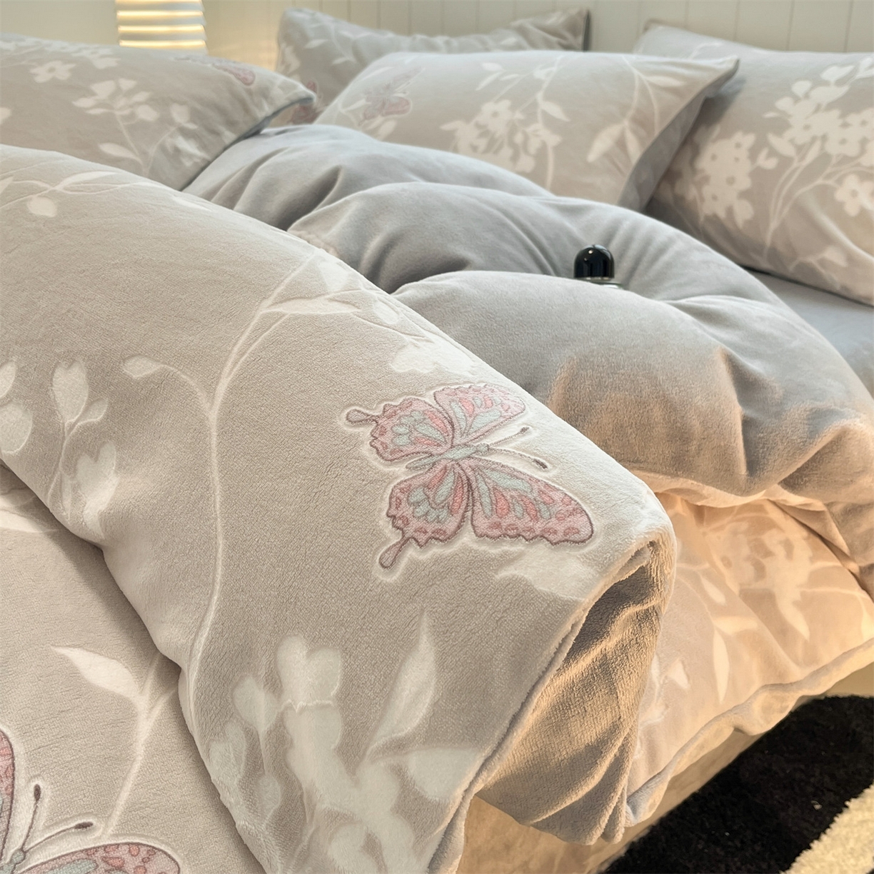 优迈 2025新款牛奶绒雕花四件套 蝶栖花影