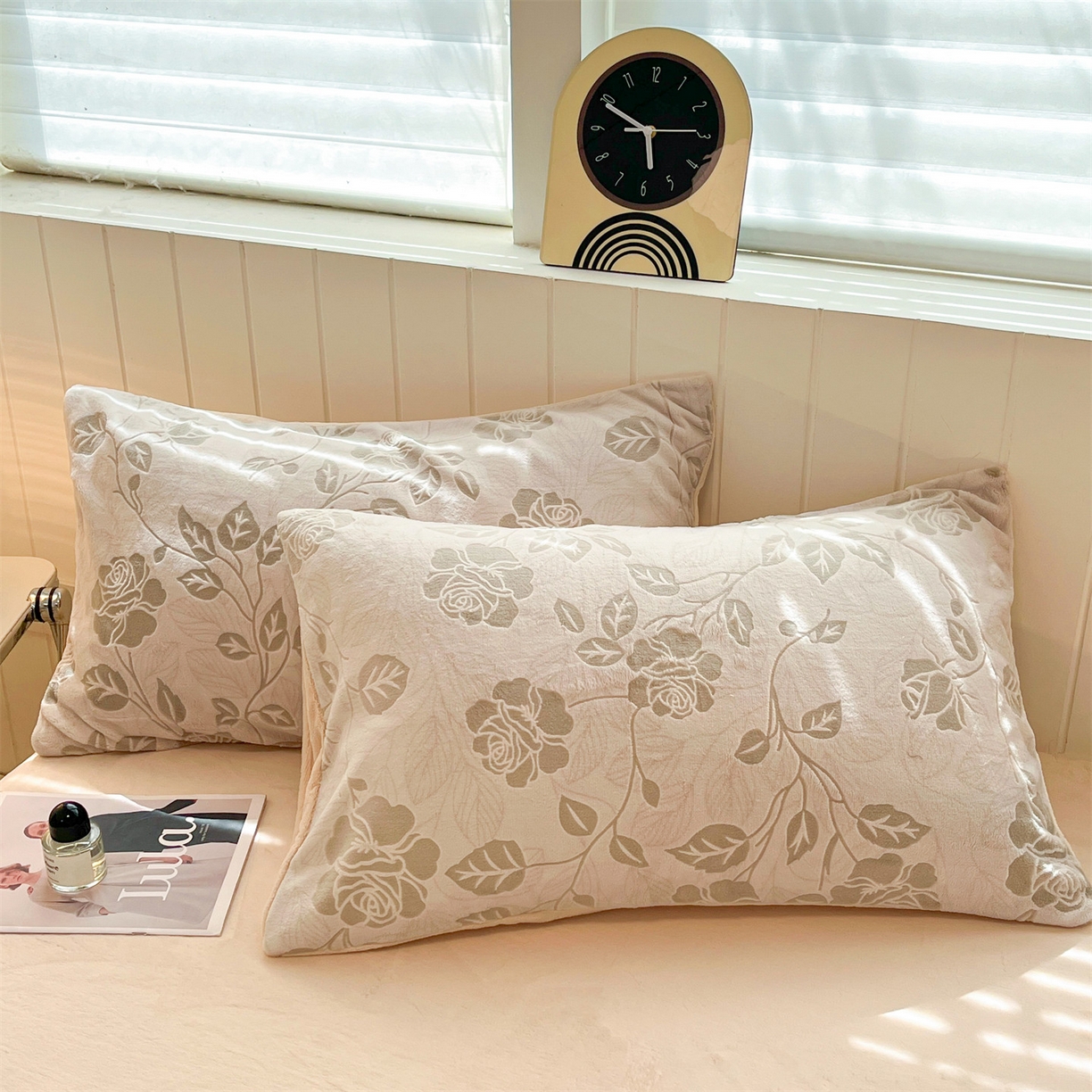 91家纺网 家纺一手货源 找家纺 优迈 2025新款牛奶绒雕花四件套 浅棕花漾