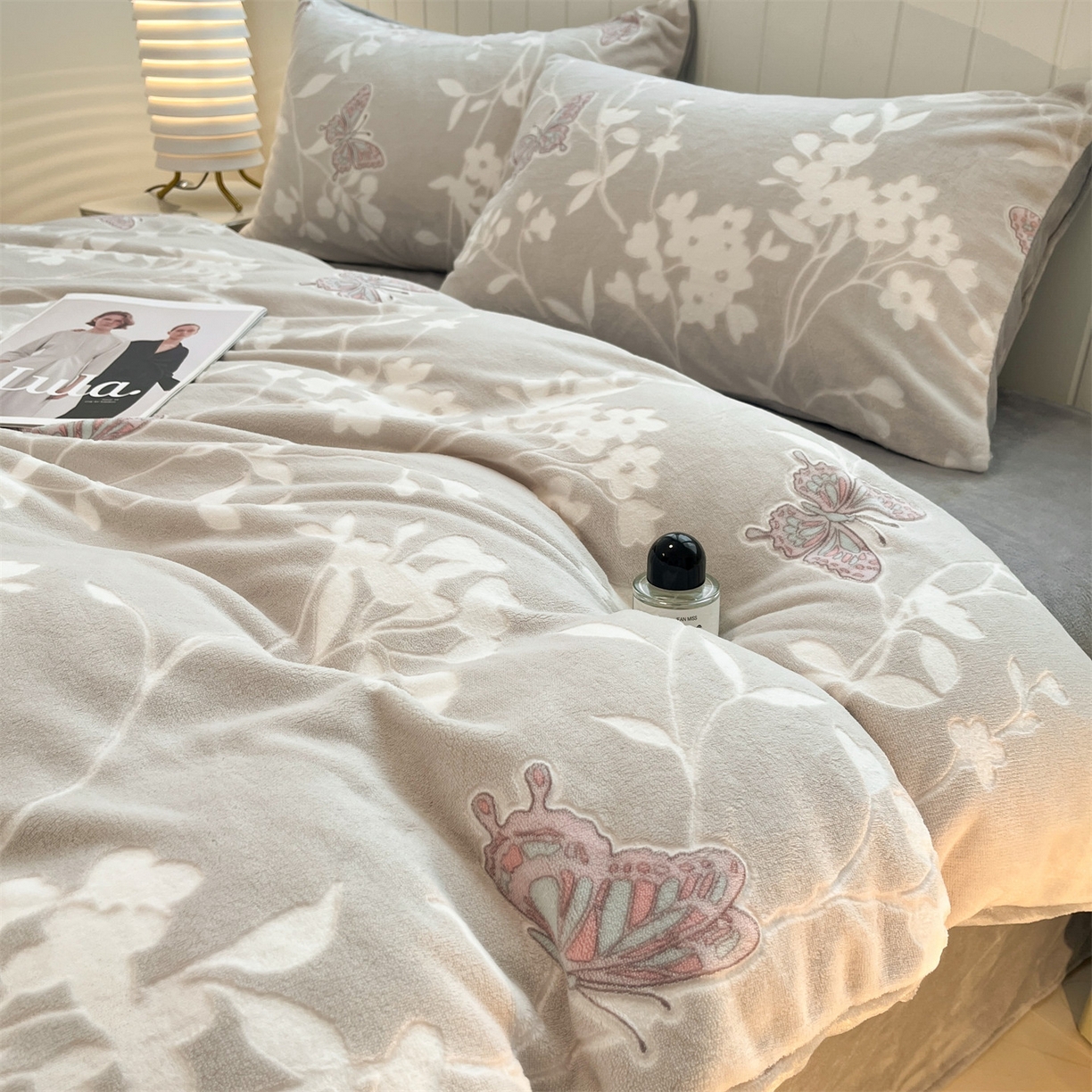 91家纺网 家纺一手货源 找家纺 优迈 2025新款牛奶绒雕花四件套 蝶栖花影