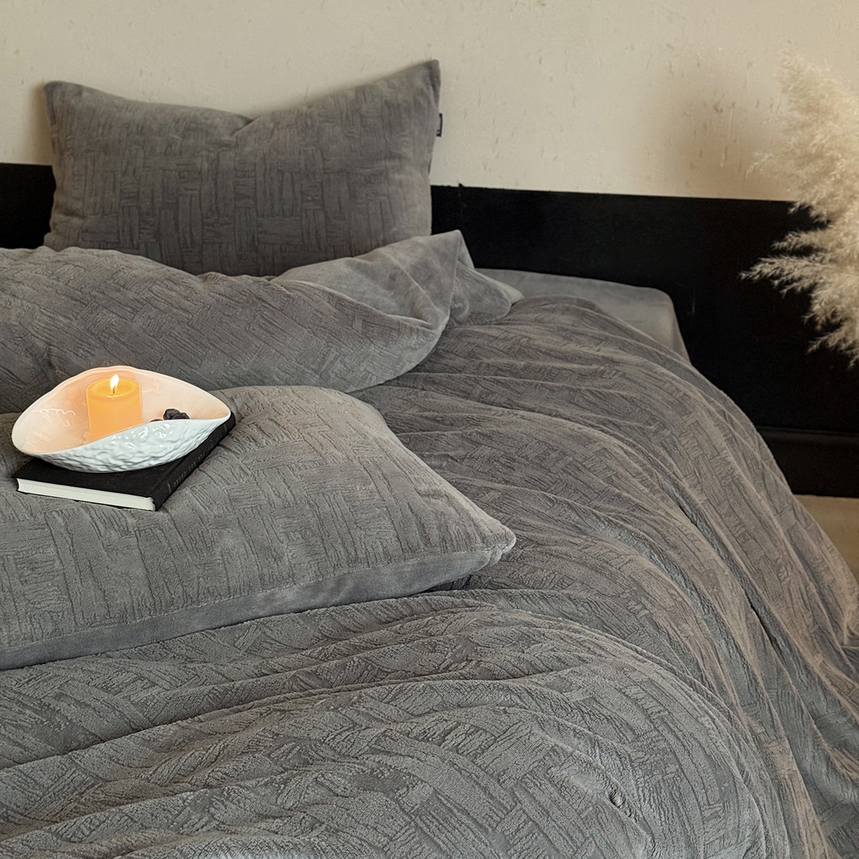 91家纺网 家纺一手货源 找家纺 鹿班家居 2025新款冬季高克重牛奶绒立体雕花系列四件套-罗马假日（标准会员-10元） 罗马假日-深灰