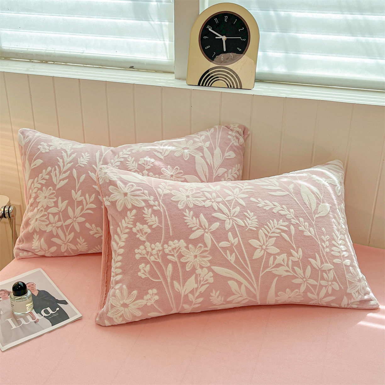 91家纺网 家纺一手货源 找家纺 优迈 2025新款牛奶绒雕花四件套 粉花蔓语