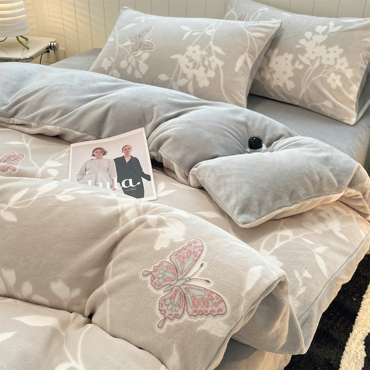 91家纺网 家纺一手货源 找家纺 优迈 2025新款牛奶绒雕花四件套 蝶栖花影