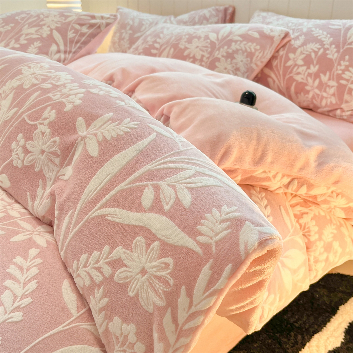 优迈 2025新款牛奶绒雕花四件套 粉花蔓语