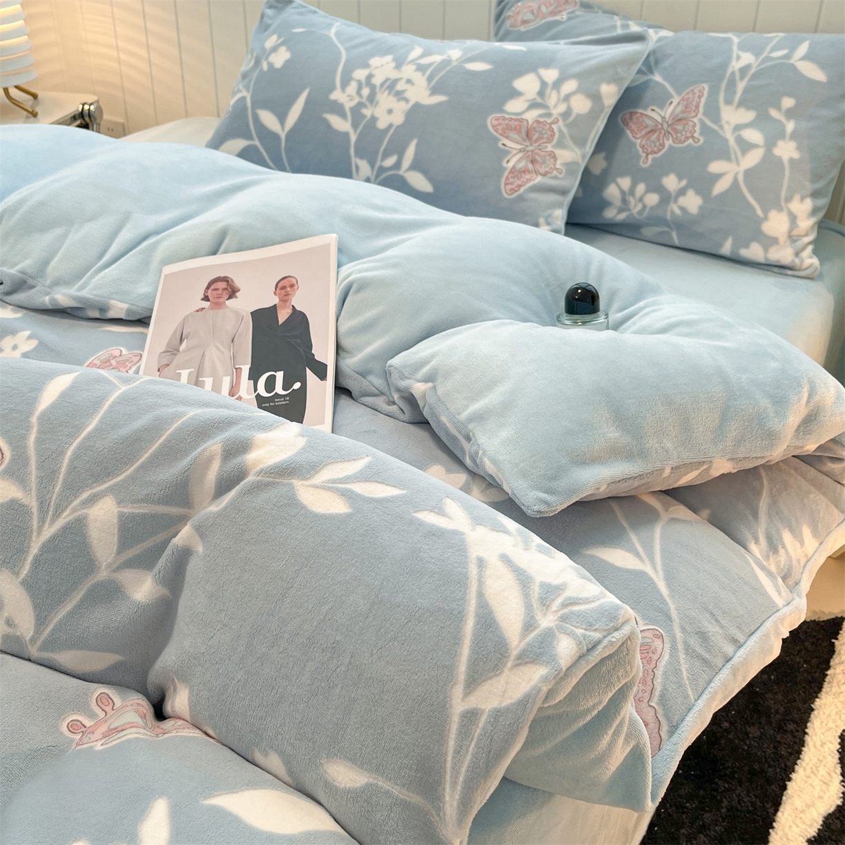 91家纺网 家纺一手货源 找家纺 优迈 2025新款牛奶绒雕花四件套 蝶语蓝韵