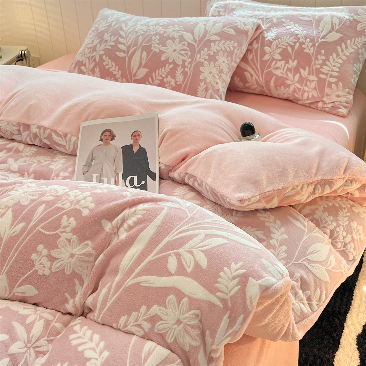 91家纺网 家纺一手货源 找家纺 优迈 2025新款牛奶绒雕花四件套 粉花蔓语