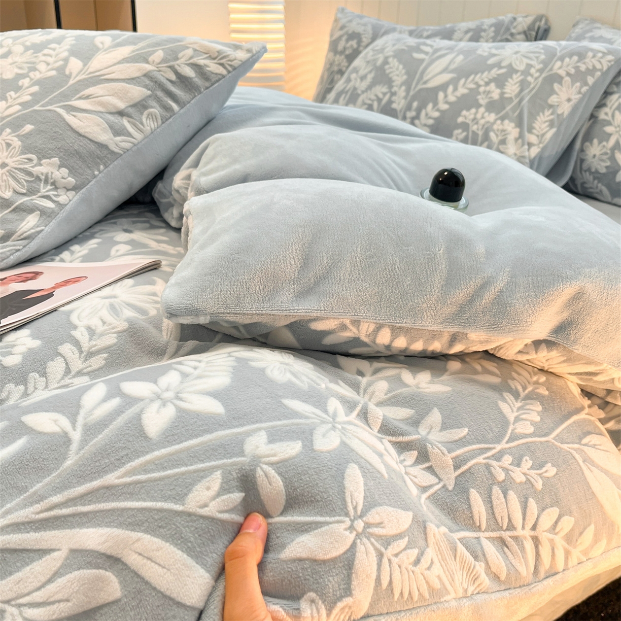 91家纺网 家纺一手货源 找家纺 优迈 2025新款牛奶绒雕花四件套 浅蓝花汀