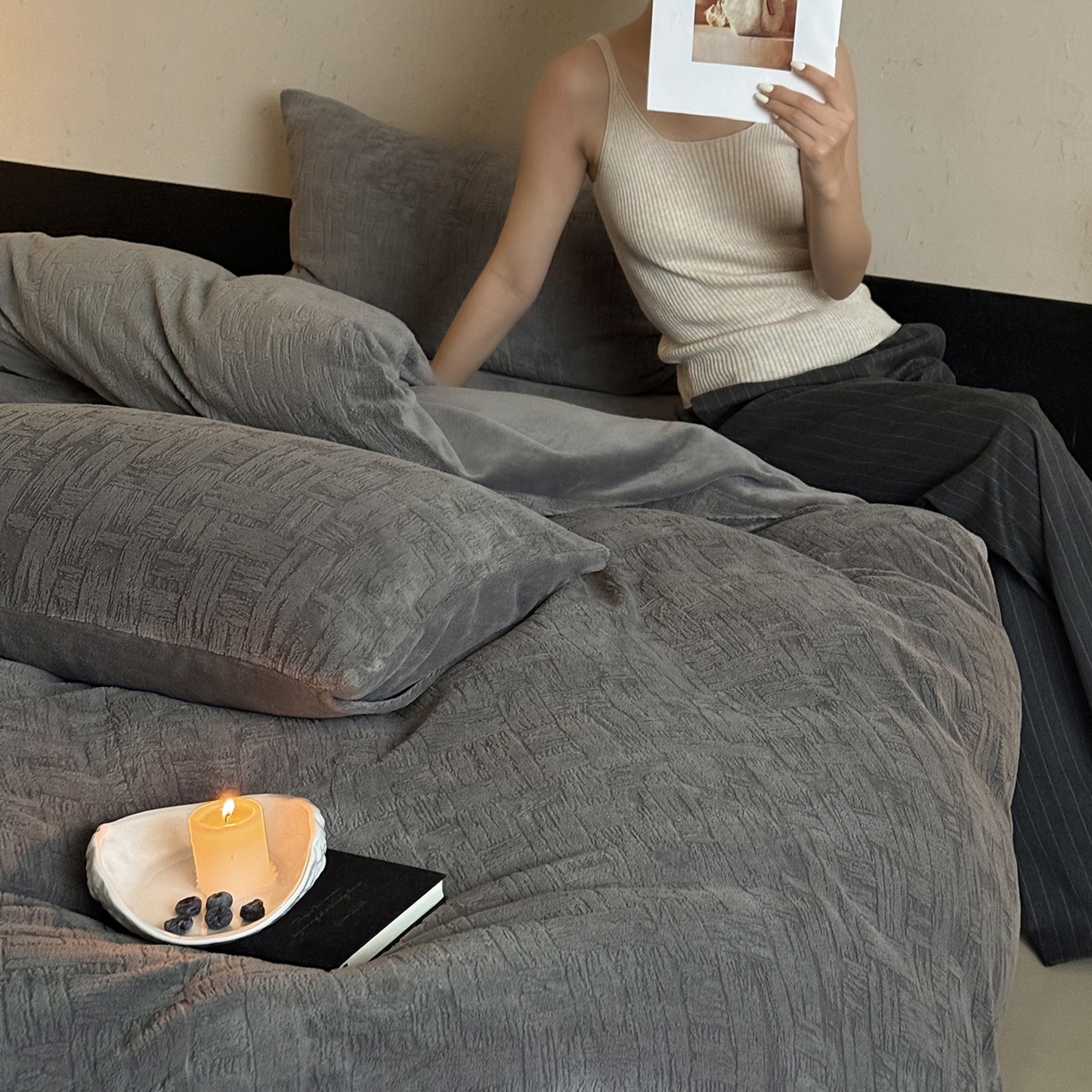 91家纺网 家纺一手货源 找家纺 鹿班家居 2025新款冬季高克重牛奶绒立体雕花系列四件套-罗马假日（标准会员-10元） 罗马假日-深灰