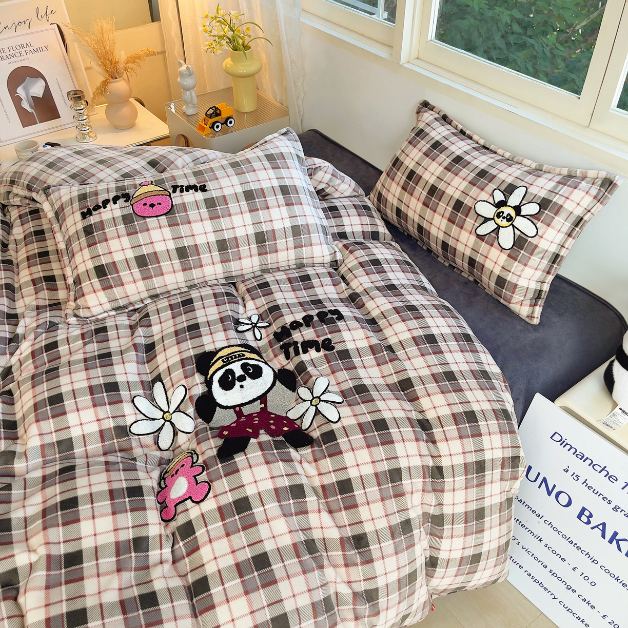 91家纺网 家纺一手货源 找家纺 炫拼家纺 2025新款高克重牛奶绒毛巾绣卡通四件套-可孚系列 可孚-阳光熊猫-灰