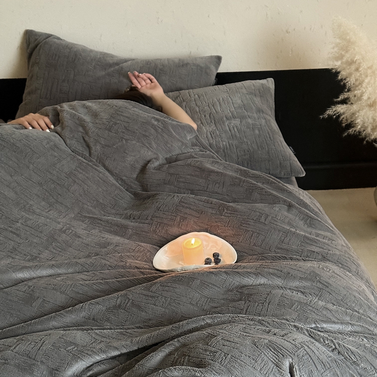 91家纺网 家纺一手货源 找家纺 鹿班家居 2025新款冬季高克重牛奶绒立体雕花系列四件套-罗马假日（标准会员-10元） 罗马假日-深灰