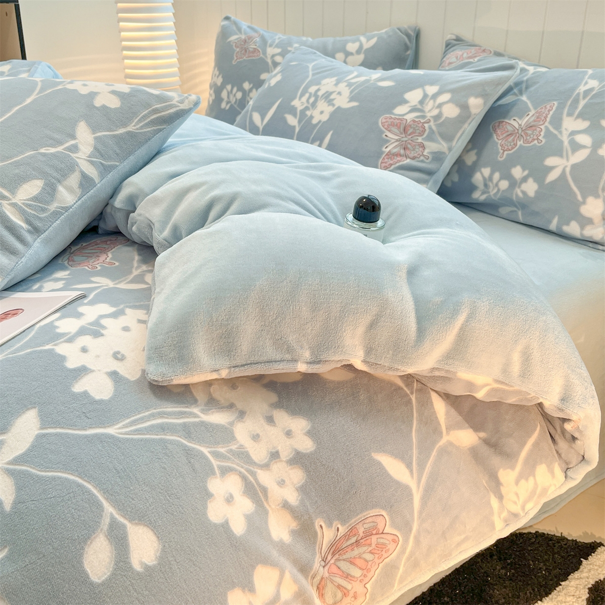 91家纺网 家纺一手货源 找家纺 优迈 2025新款牛奶绒雕花四件套 蝶语蓝韵