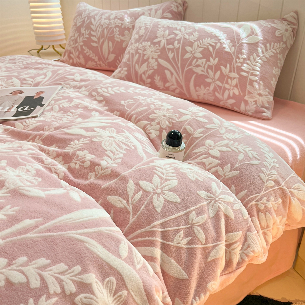 91家纺网 家纺一手货源 找家纺 优迈 2025新款牛奶绒雕花四件套 粉花蔓语