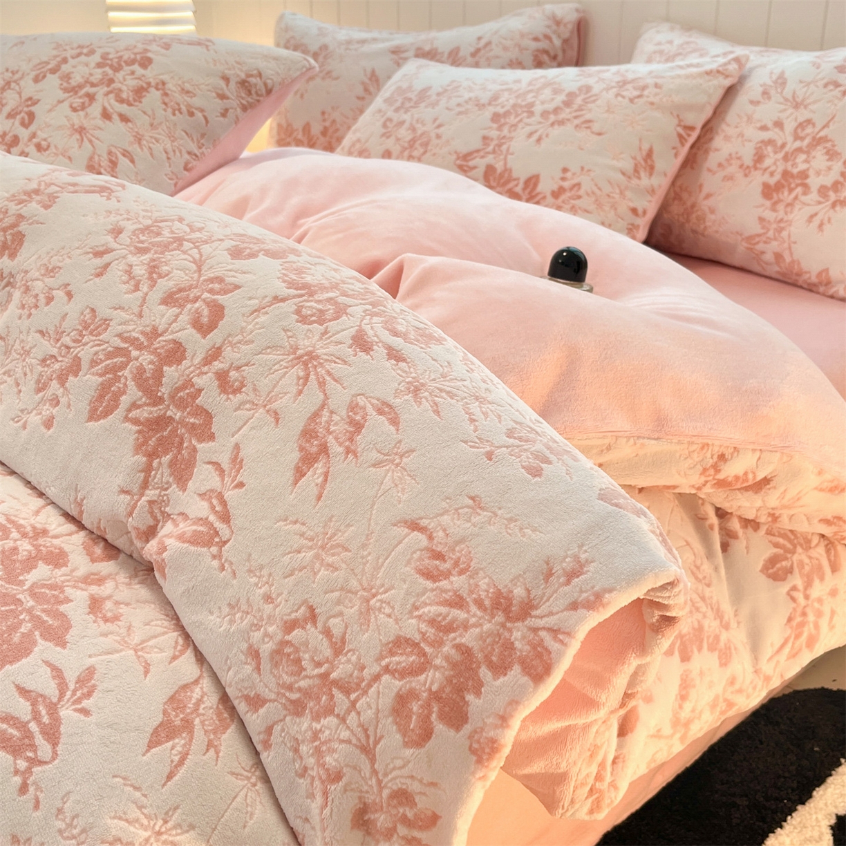 优迈 2025新款牛奶绒雕花四件套 粉黛繁花