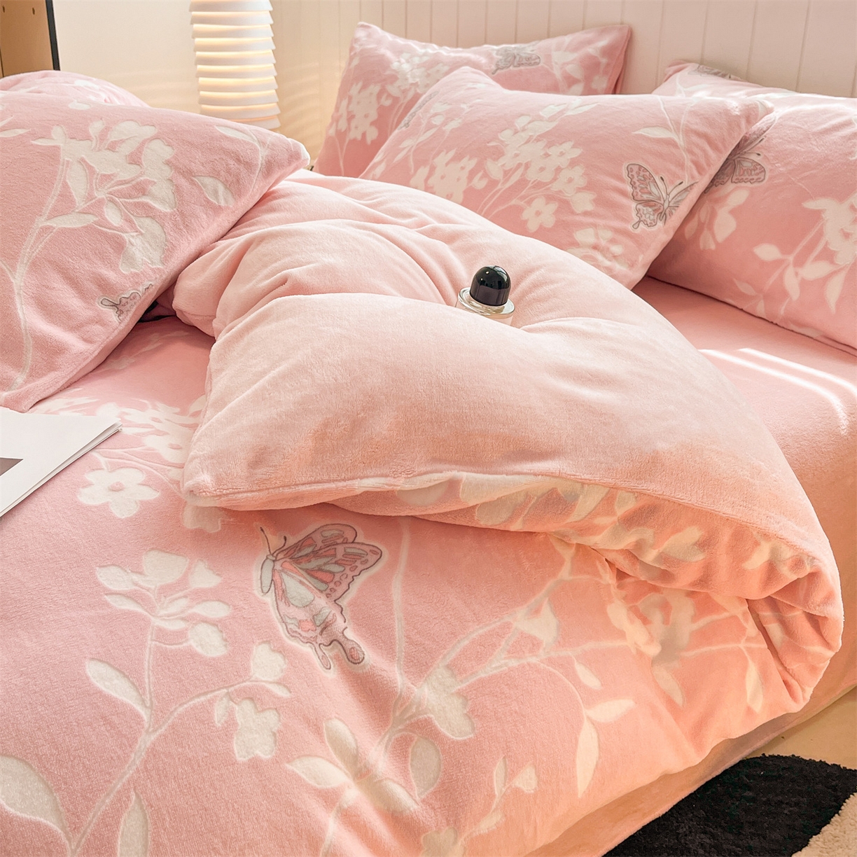 91家纺网 家纺一手货源 找家纺 优迈 2025新款牛奶绒雕花四件套 蝶舞花踪