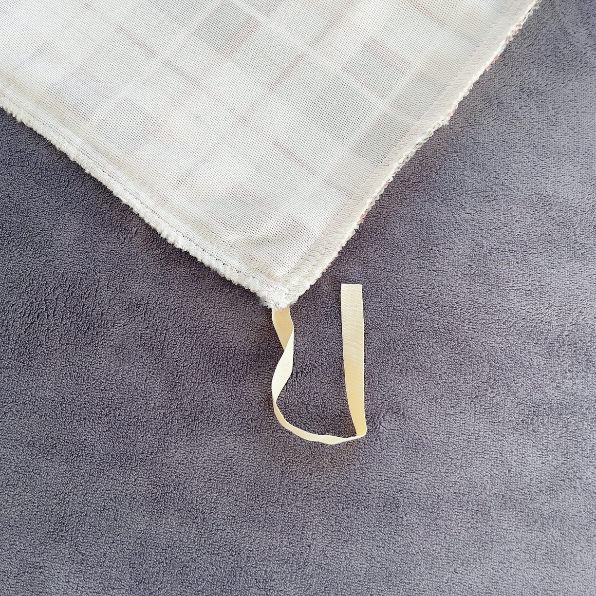 91家纺网 家纺一手货源 找家纺 炫拼家纺 2025新款高克重牛奶绒毛巾绣卡通四件套-可孚系列 可孚-阳光熊猫-灰