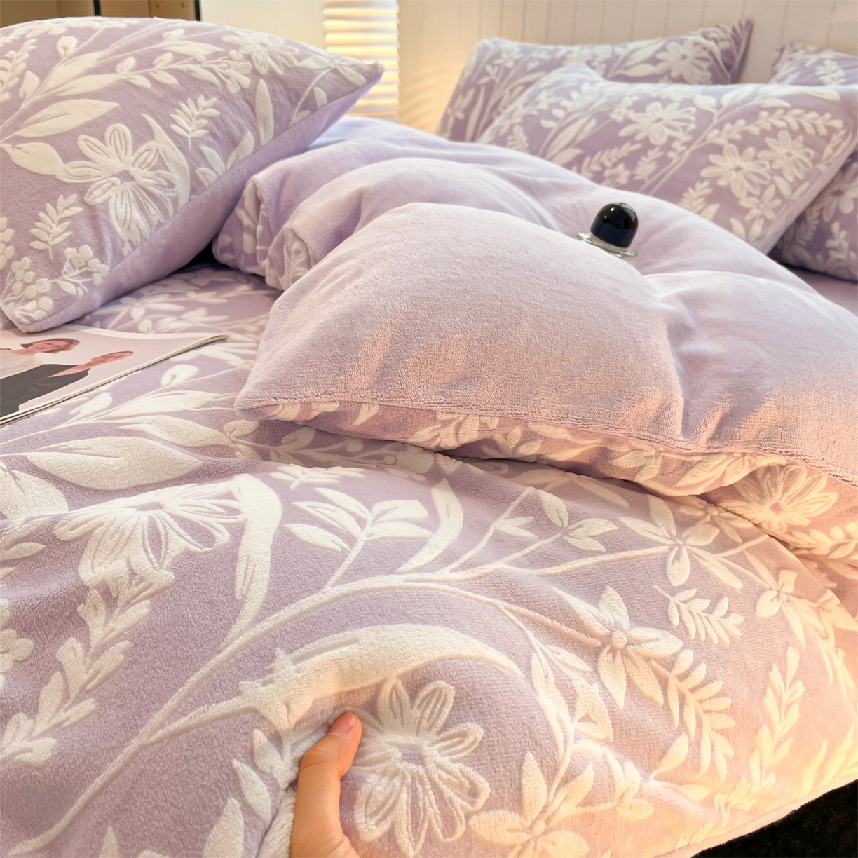 91家纺网 家纺一手货源 找家纺 优迈 2025新款牛奶绒雕花四件套 紫蔓花影