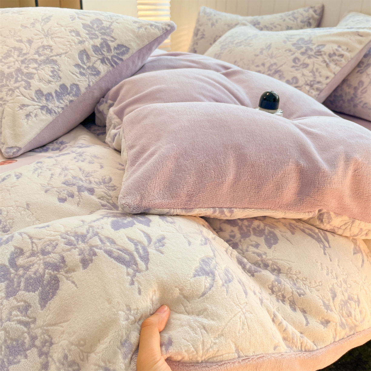 91家纺网 家纺一手货源 找家纺 优迈 2025新款牛奶绒雕花四件套 紫韵花笺