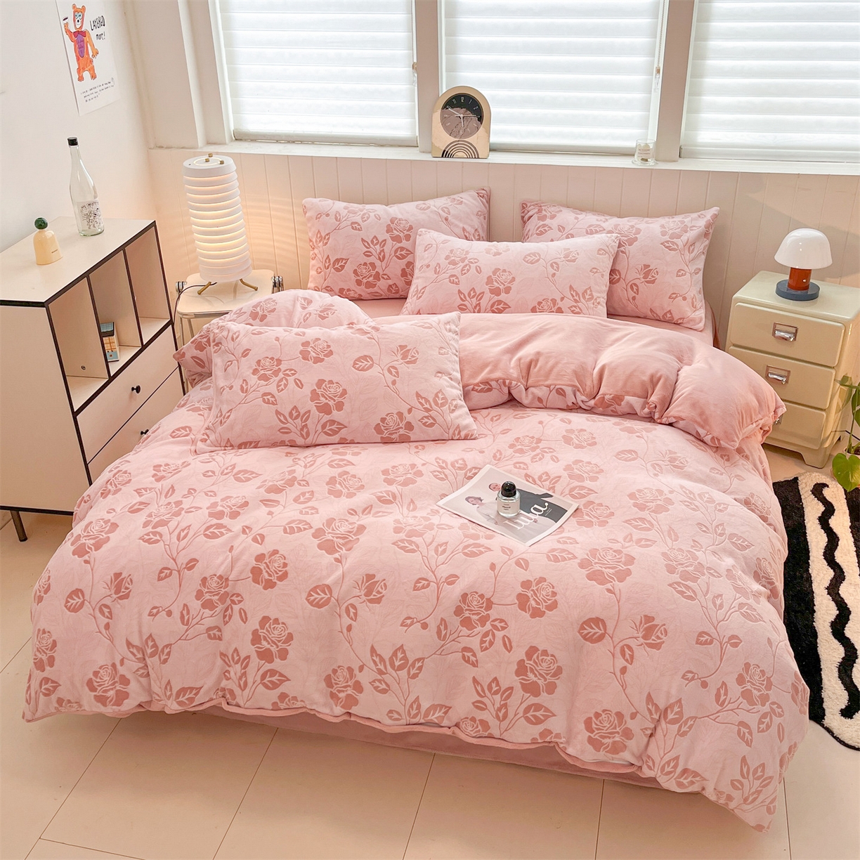 91家纺网 家纺一手货源 找家纺 优迈 2025新款牛奶绒雕花四件套 粉漾玫瑰