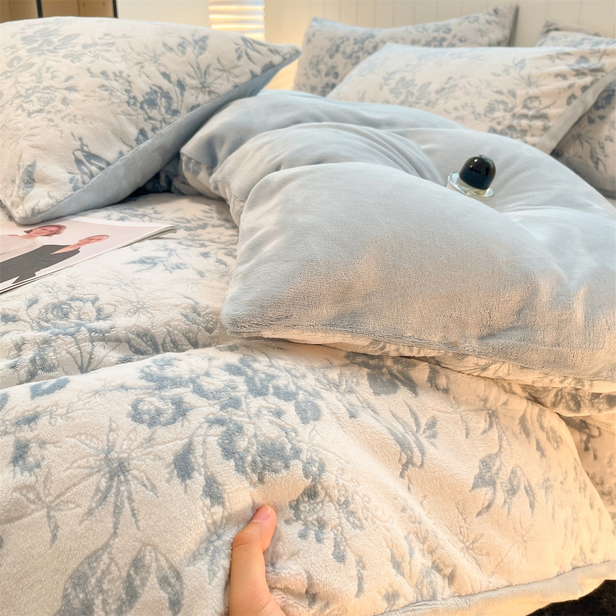 91家纺网 家纺一手货源 找家纺 优迈 2025新款牛奶绒雕花四件套 蓝蔓花叙