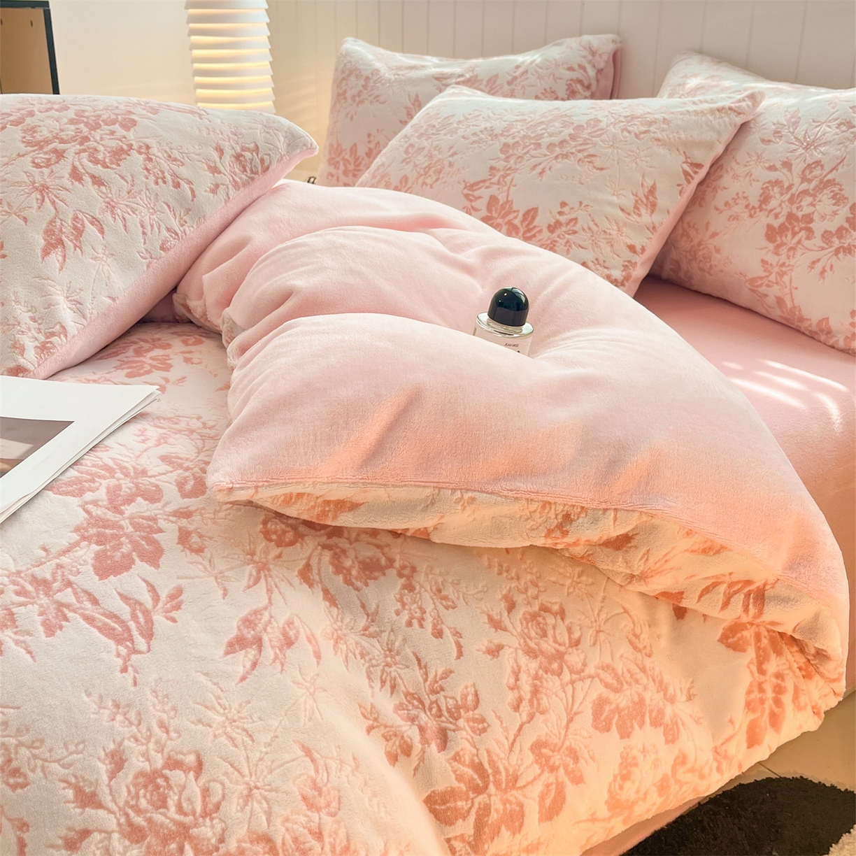 91家纺网 家纺一手货源 找家纺 优迈 2025新款牛奶绒雕花四件套 粉黛繁花