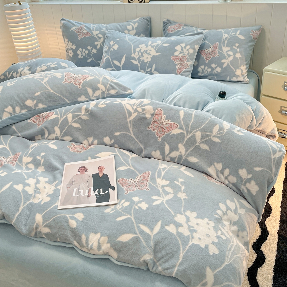 91家纺网 家纺一手货源 找家纺 优迈 2025新款牛奶绒雕花四件套 蝶语蓝韵