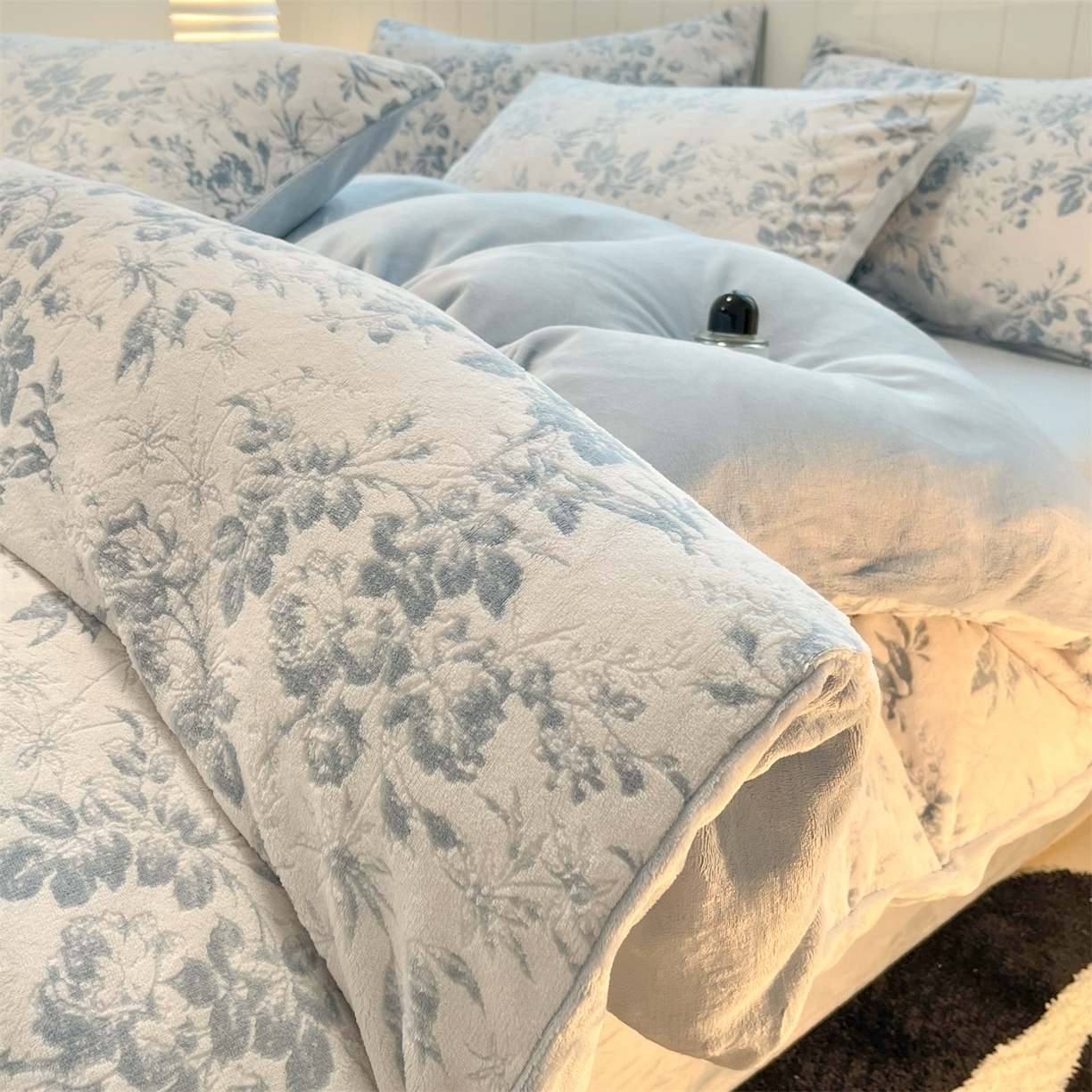 优迈 2025新款牛奶绒雕花四件套 蓝蔓花叙