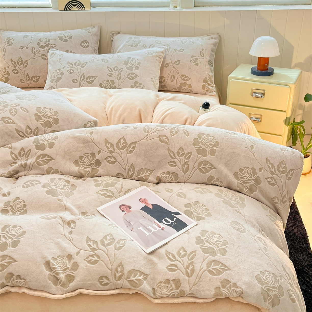 91家纺网 家纺一手货源 找家纺 优迈 2025新款牛奶绒雕花四件套 浅棕花漾