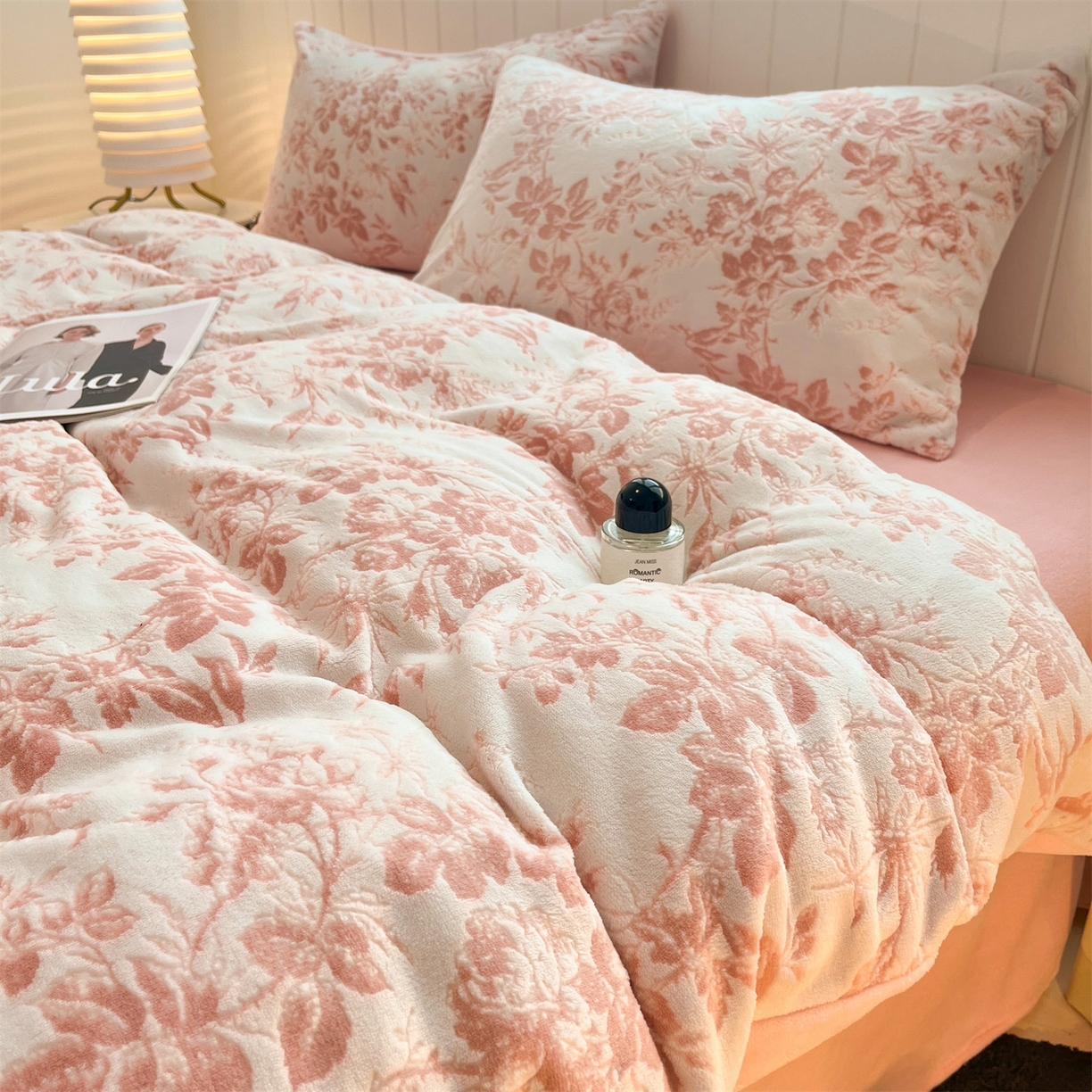 91家纺网 家纺一手货源 找家纺 优迈 2025新款牛奶绒雕花四件套 粉黛繁花