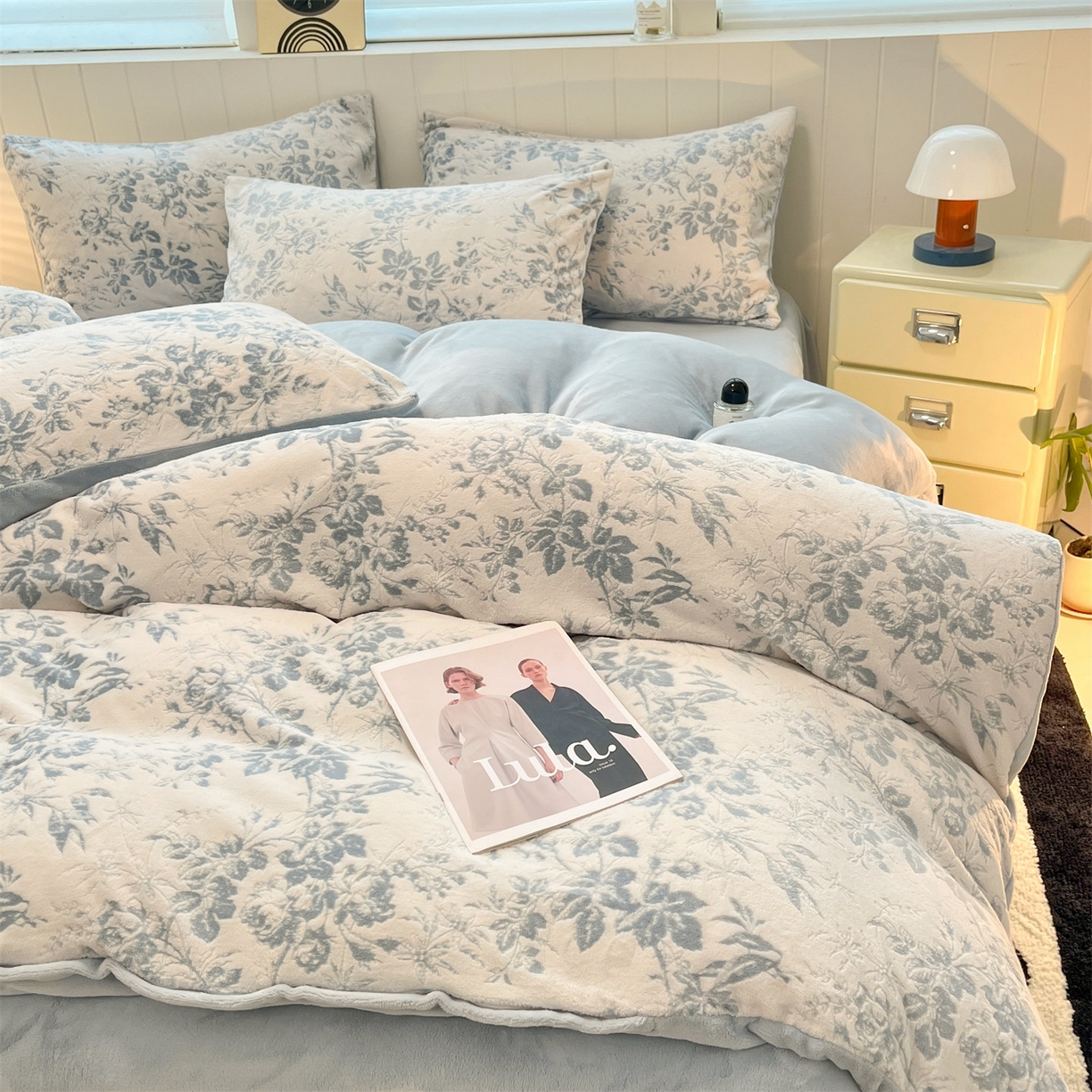 91家纺网 家纺一手货源 找家纺 优迈 2025新款牛奶绒雕花四件套 蓝蔓花叙