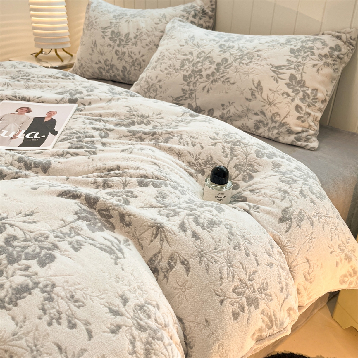 91家纺网 家纺一手货源 找家纺 优迈 2025新款牛奶绒雕花四件套 浅灰花蔓