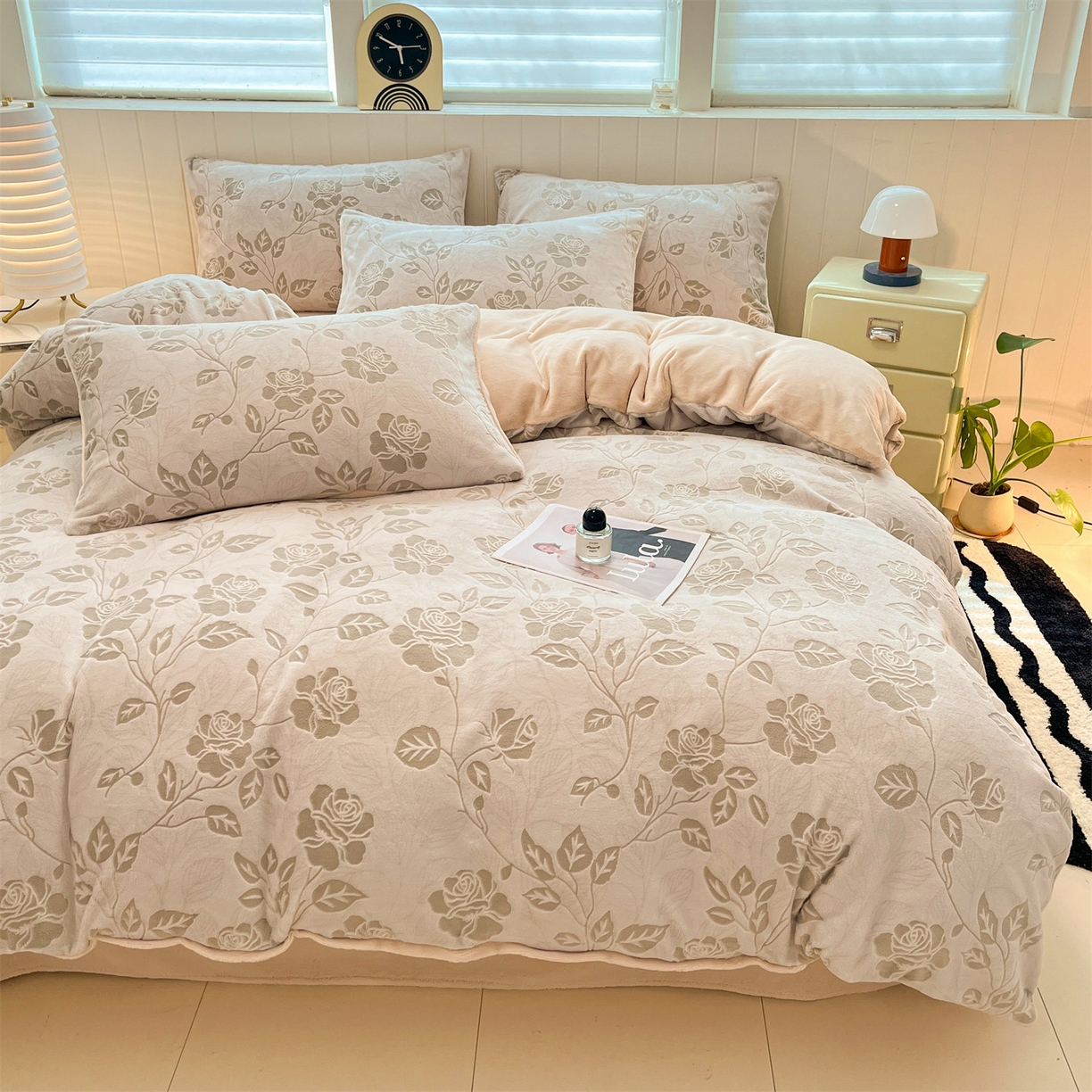 91家纺网 家纺一手货源 找家纺 优迈 2025新款牛奶绒雕花四件套 浅棕花漾