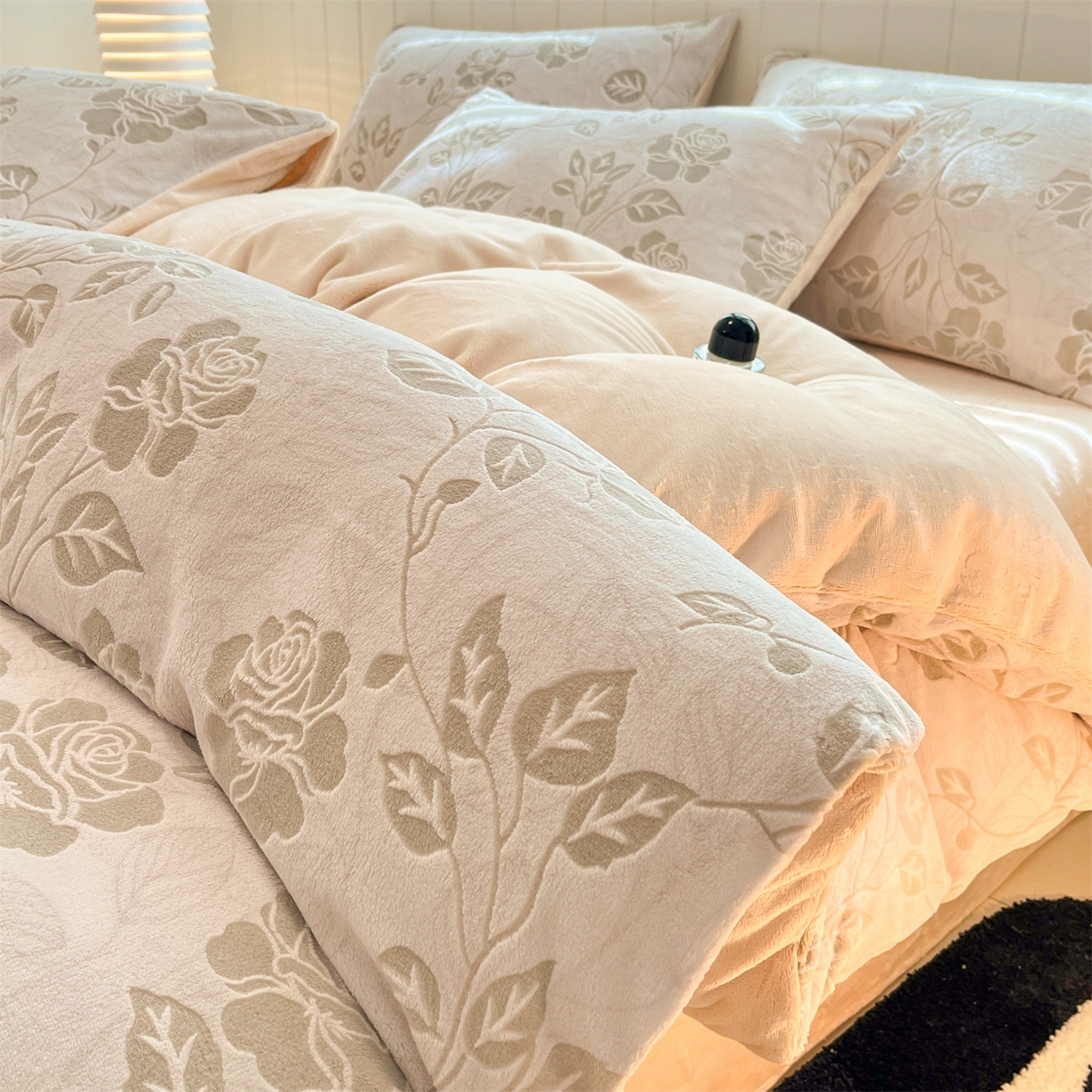 优迈 2025新款牛奶绒雕花四件套 浅棕花漾