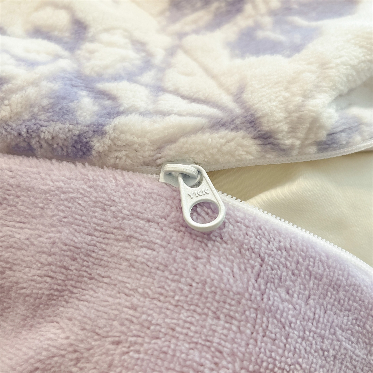 91家纺网 家纺一手货源 找家纺 优迈 2025新款牛奶绒雕花四件套 紫韵花笺